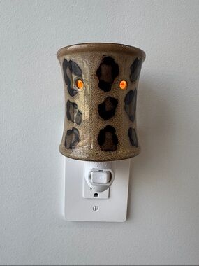 SCENTSY Leopard Print Ceramic Plug-In Night Light Wax Warmer Diffuser